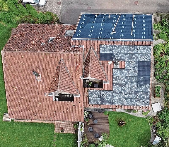 Die Photovoltaikanlage wurde beim Unwetter von 2021 zerstört. Normalerweise übersteht eine PV-Anlage Hagel, nicht aber bei einem Hagelkorndurchmesser von bis zu 9 Zentimetern. Bild: zvg