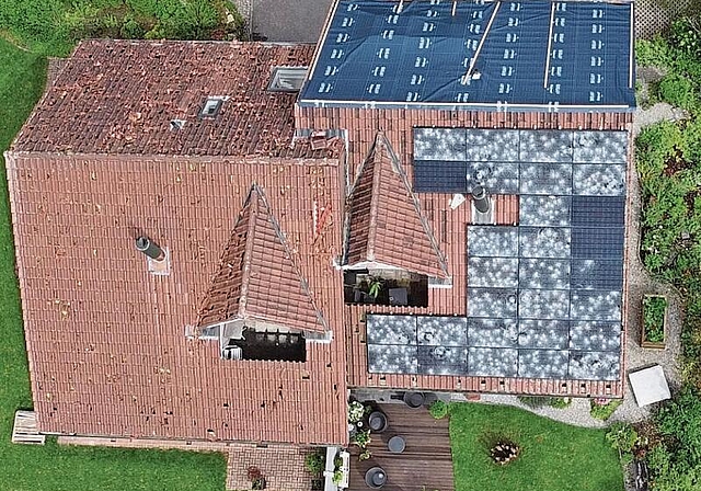 Die Photovoltaikanlage wurde beim Unwetter von 2021 zerstört. Normalerweise übersteht eine PV-Anlage Hagel, nicht aber bei einem Hagelkorndurchmesser von bis zu 9 Zentimetern.Bild: zvg