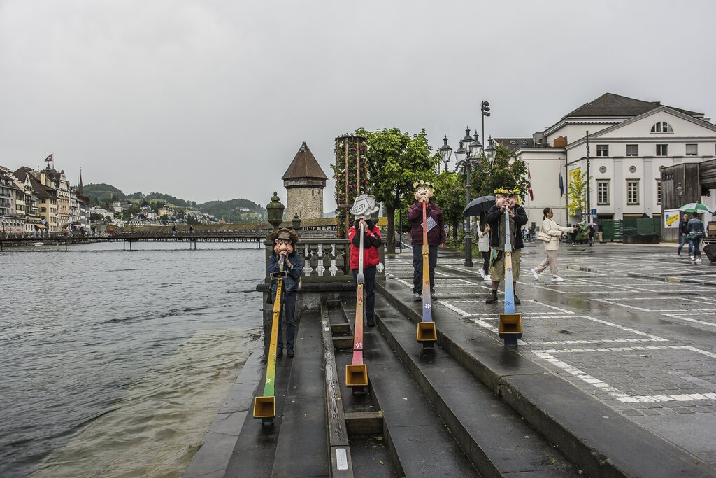 Für Milena Seeholzer (l.) und Michelle Zemp ist der Tourismus-Flipper eine echte Attraktion.
