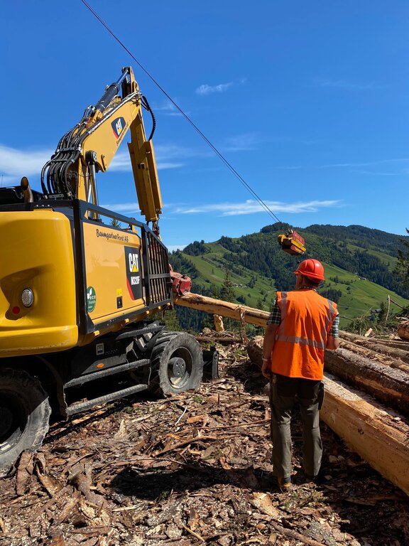 Die Sicherheit der Waldarbeiter muss stets gewährleistet werden, auch während der Arbeit an grossen Maschinen.
