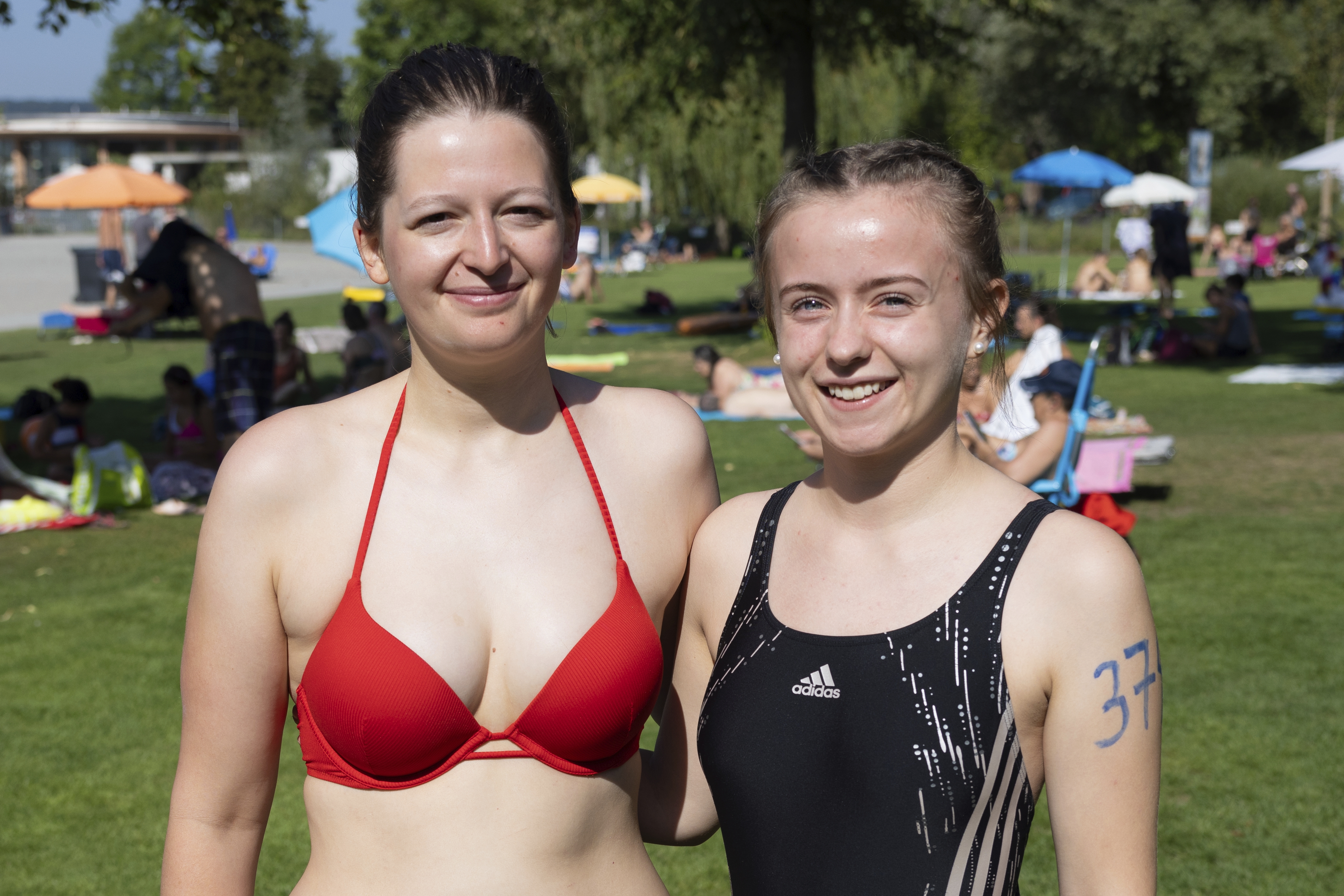 Sport immer mit Wasser, aber in verschiedenen Aggregatszuständen: Ramona Betschart (l.) und Lara Meier vom Hockeyclub Luzern für einmal im leichteren Sporttenü.