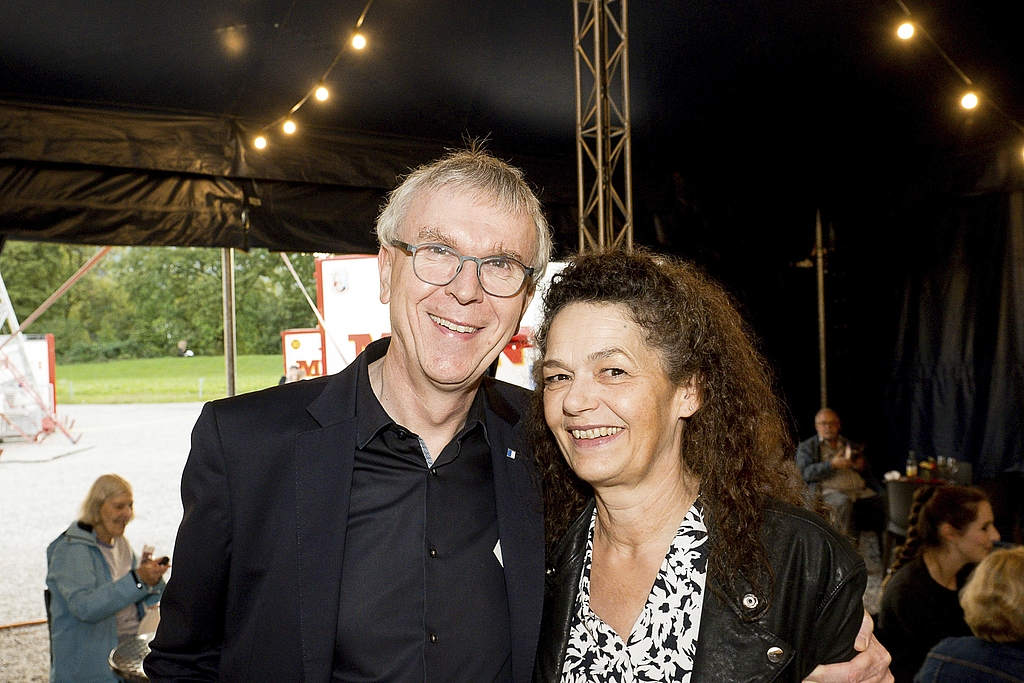 Rieska Dommann und Antoinette Schwegler Dommann. Rieska meinte lachend, dass er gerne im Zirkus Monti sei und nicht nur im politischen Zirkus im Grossen Stadtrat von Luzern.
