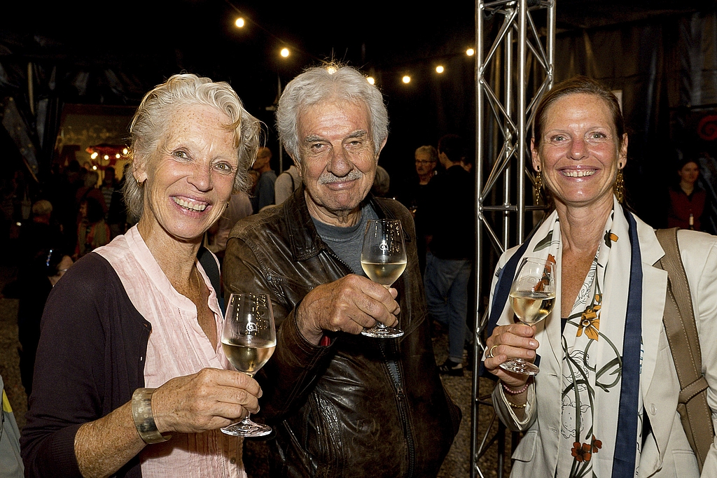 Von links: Silvia Planzer, Erwin Kuster und Valeria Gunz tranken einen auf den Zirkus Monti und die sagenhaften grossartigen Darbietungen.
