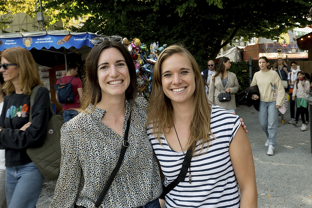 Die Luzernerinnen Tina Kaderli (links) und Michelle Kirchhofer, wohnhaft in Zürich und im Bündnerland – ein Grund, in die Heimat zu kommen wegen der Määs und des Magenbrots.