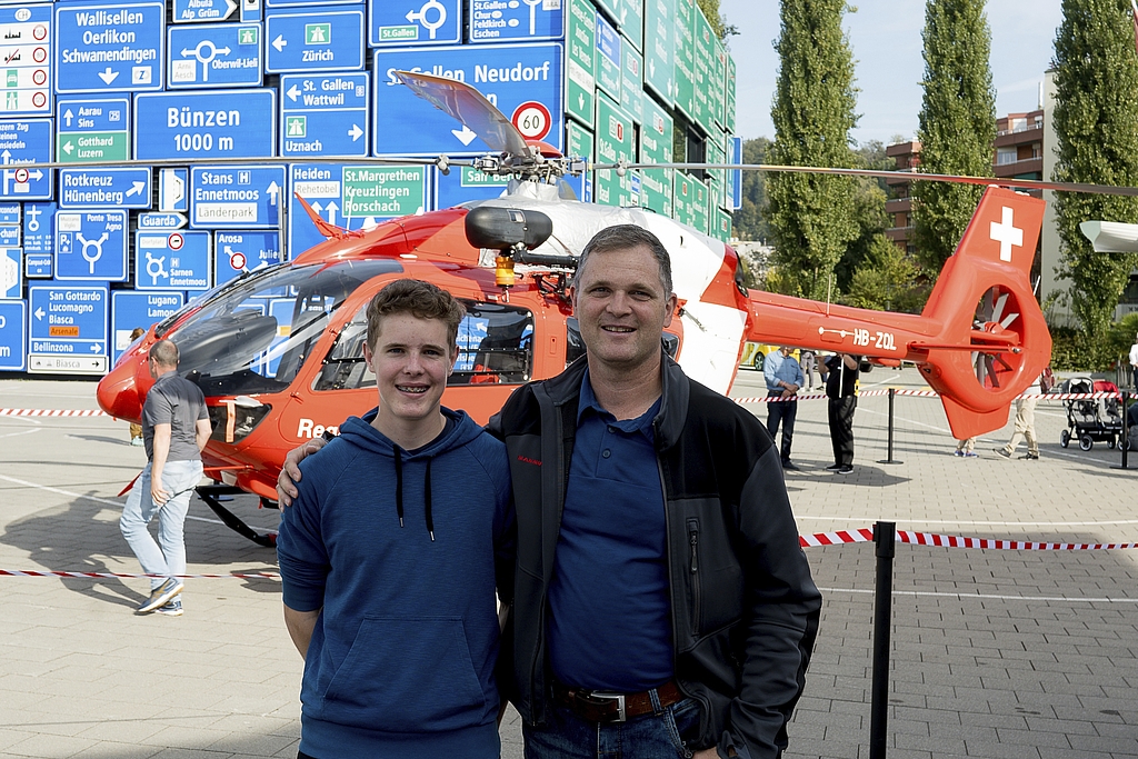 Ben (links) und Heiner Bucher. Der Puma-Helikopter, die Fallschirmspringer und die Rega
hatten sie ins Verkehrshaus gelockt. Sie interessieren sich für die Technik und die Fliegerei.