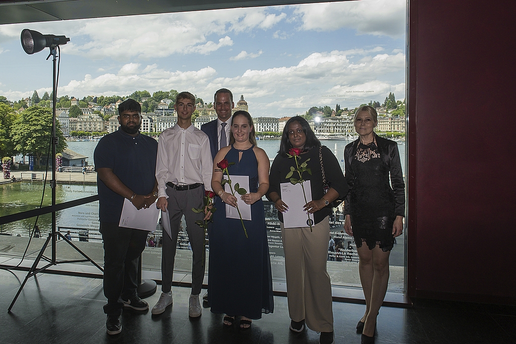 Von links: Snehan Pararajasingam, Nils Christen, Ständerat Damian Müller, Sabrina Wermelinger, Mathumita Mangaleswaran und die Klassenlehrerin Sandra Catalano.