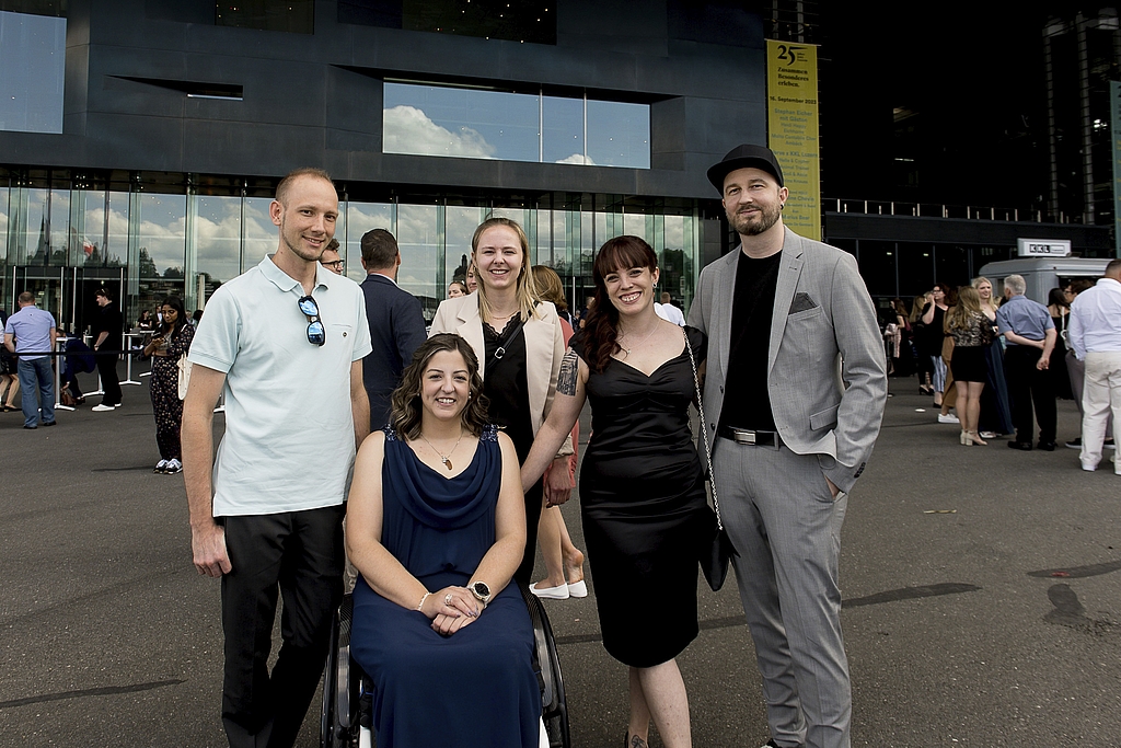 Im Schnellzug haben sie das KV für Erwachsene in zwei Jahren absolviert, da sie bereits eine erste Ausbildung haben. Von links: Marcel Huwiler, Tanja Odermatt, Natascha Abächerli, Rachel Suarez und Michael Kägi.