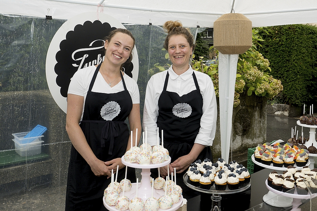 Franziska Simon und Katharina Steiner, Zuckerbäckerin, meinten lachend, die Farben der Süssgebäcke überzeugten die Käufer:innen.
