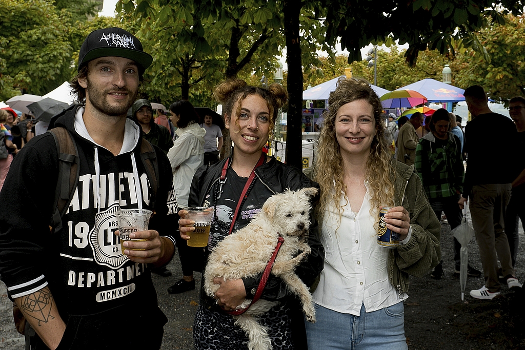 Support zeigen, dies meinen von links: Ansgar Busch, Leila von Fellenberg mit Fritz und Martina von Büren.