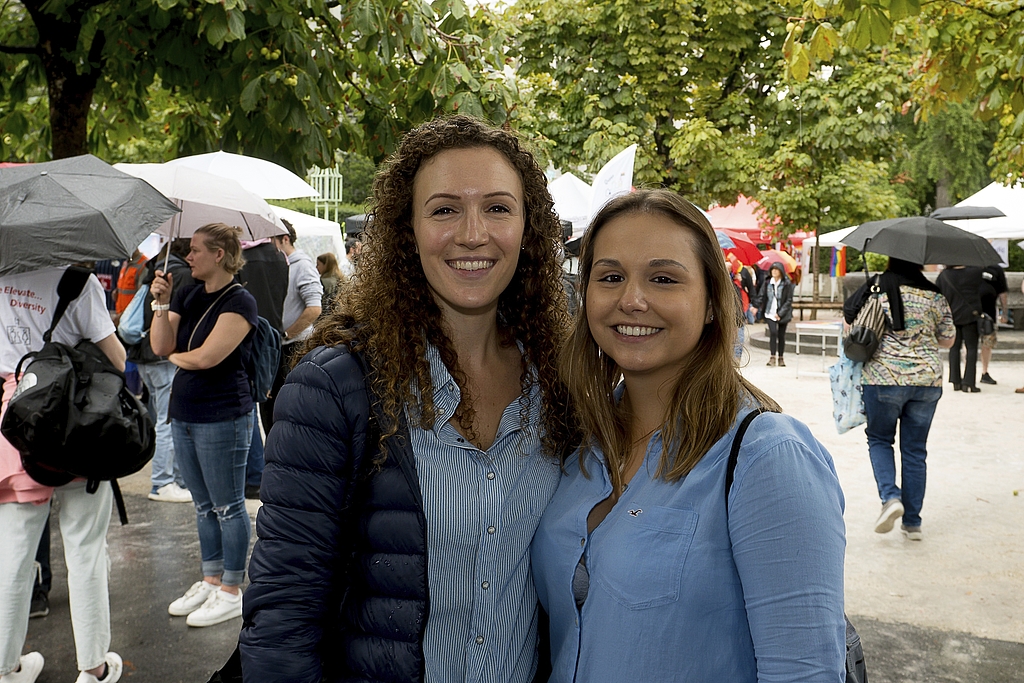 Janine Sedleger (links) und Joana Hofer. Für die Zürcherin Janine ist die Luzerner Pride empathisch, locker und familiär.
