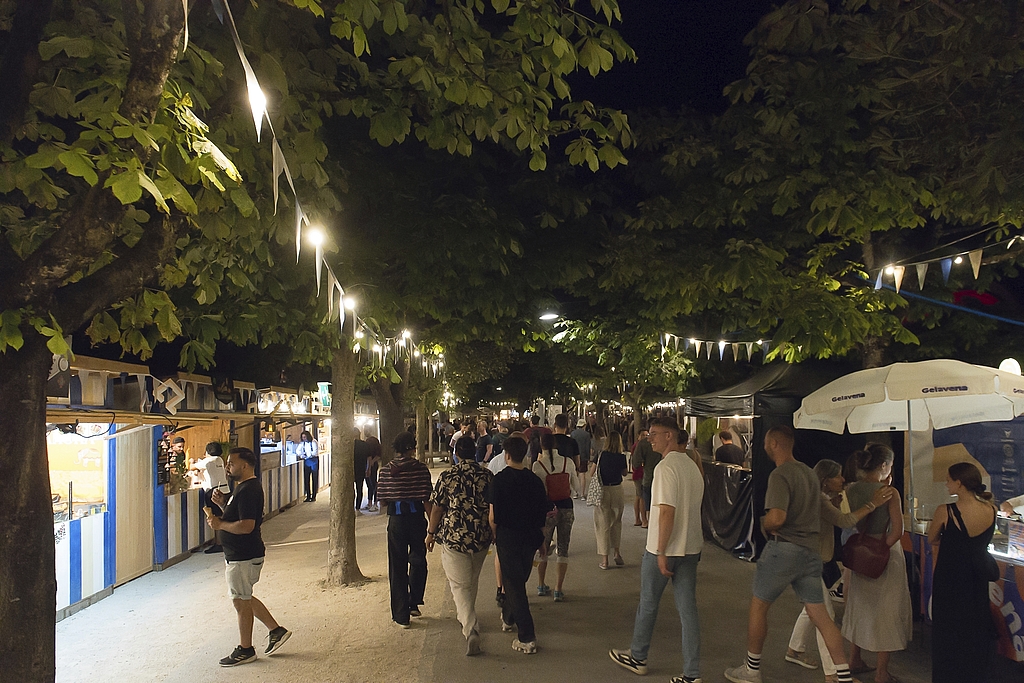 Während Luzern Live gibt es entlang des Seebeckens zahlreiche Foodstände.