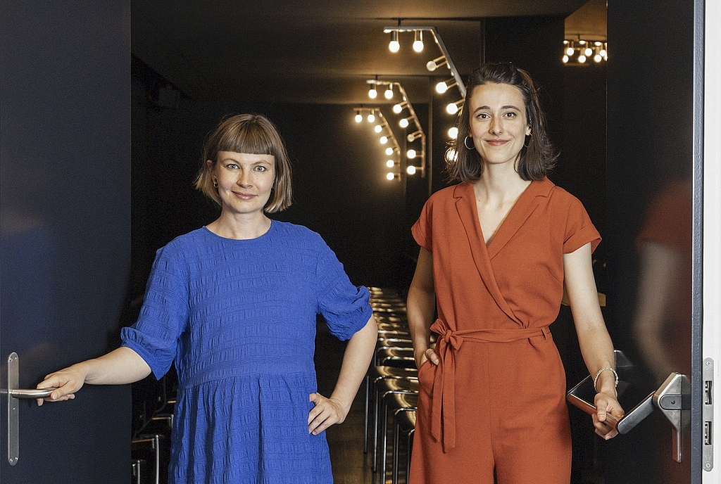 Fabienne Mathis (l.) und Janine Bürkli: «Als neue Co-Leitung wünschen wir uns im neuen Jahr für das Kleintheater und das Luzerner Kulturschaffen weiterhin viele kreative Höhenflüge. Auf ein neues Jahr voller Kulturmomente, die zum Austausch anregen, neue Verbindungen ermöglichen und genügend Gelegenheiten zur Strapazierung der Lachmuskeln bieten! In diesem Sinne: Wohl bekomm’s!»