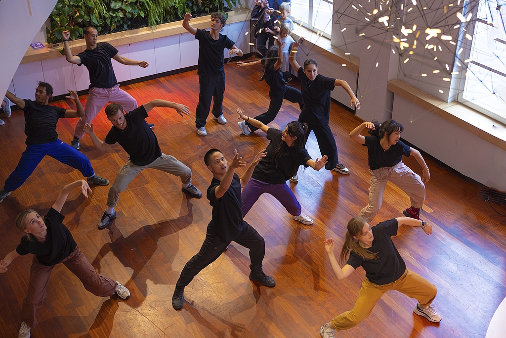 Das Ensemble von Tanz Luzern verwandelte das Foyer in einer Performance zum Tanzparkett. Tanz-Direktorin Wanda Puvogel machte «gluschtig» auf die Premiere vom 15. Oktober. «Exploration of Energy» ist das Motto des Abends: «Der Titel ist Programm.»