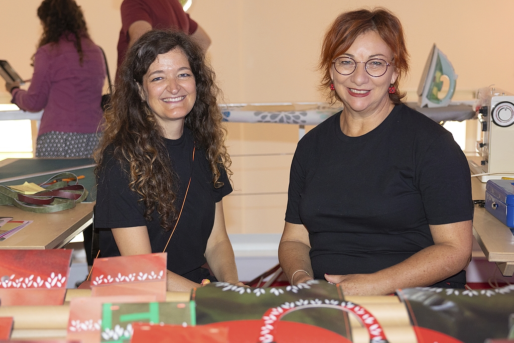 Maribel Aramendia (links) und Katerina Todorovska arbeiten in der Kostümabteilung des LT. Sie verkauften im Haus gefertigte Handtaschen.