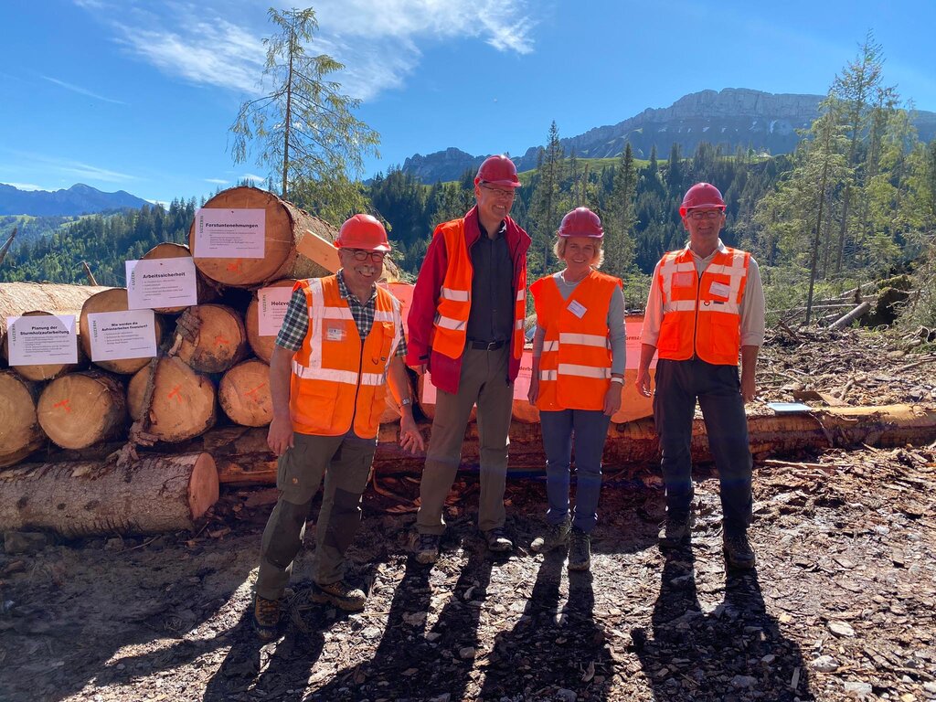 Erwin Meier, Bruno Röösli, Christiane Guyer und Urs Felder von der Dienststelle Landwirtschaft und Wald sorgen sich um den Wald.