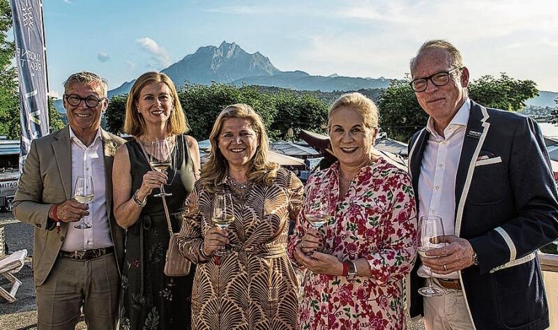 Gute Freunde des Rudersports. Von links: Fritz Rogger, Phänomen, Ursula Baumann, Sonja Rogger, Phänomen, Sabina und Clemens F. Fischer, Chef Sponsoring Lucerne Regatta.