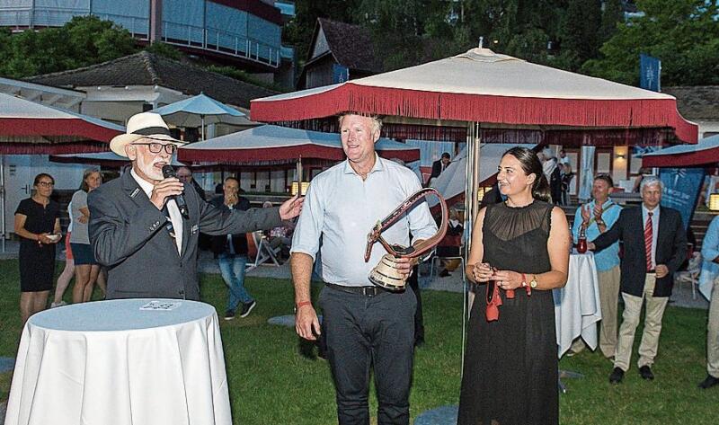 V. l.: Andreas Bucher, Präsident Lucerne Regatta, Mahé Drysdale, mehrfacher Weltmeister und Olympiasieger im Einer, und Juliette Drysdale. Da an der Regatta die Kuhglocken gut hörbar sind, hat das OK der Lucerne Regatta Mahé eine grosse Kuhglocke geschenkt.