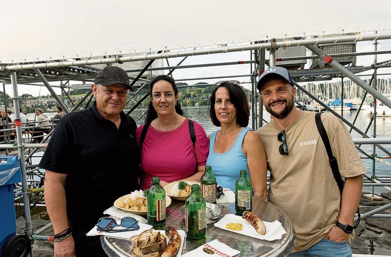 Von links: Patrik Stalder, Stefanie Traxel, Nadia und Claudio Di Ponzio meinten, dass der Film im Open-Air-Kino wirkungsvoller und imposanter sei als zu Hause im TV.