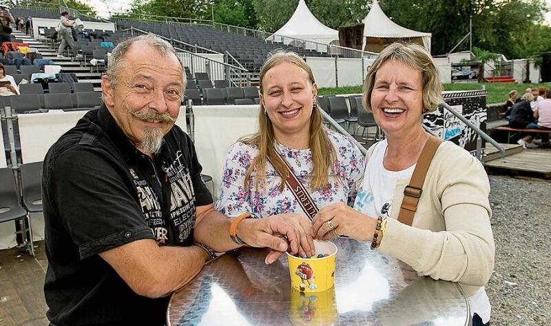 Vielfach laufen die Filme, die Patricia interessieren, nicht mehr im Kino. Im Open-Air-Kino hat’s diesmal geklappt. Von links: Roli, Caroline und Patricia Essig.