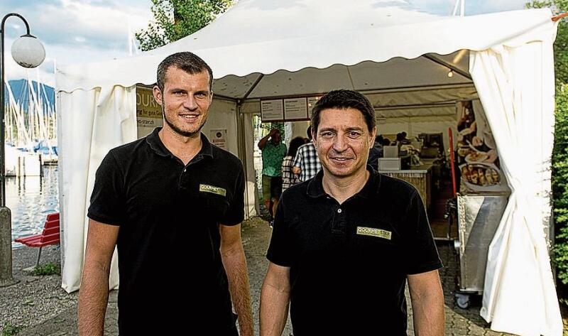 Christoph Küng (l.) und Michael Staub von Gourmet Star. «Am liebsten wird Curry von den Luzerner:innen konsumiert, dann folgt Raclette», meinten sie am ersten Filmabend.