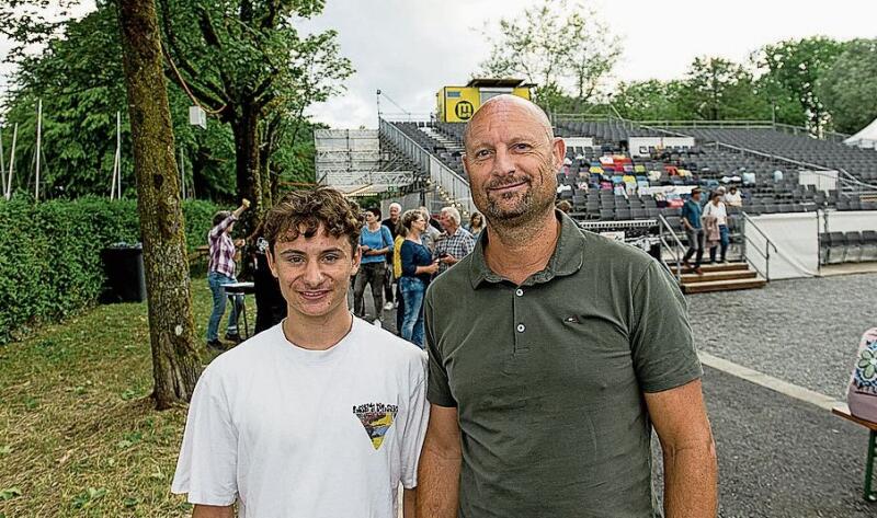 Nando (links) und Benny Portmann haben den Film letztes Jahr im Open-Air-Kino gesehen und die gleichen Sitzplätze mit Jacken reserviert.