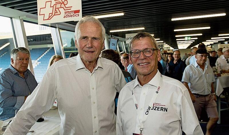 Max Plüss (links), ehemaliger OK-Präsident Spitzen Leichtathletik Luzern, und Karl Vogler, OK-Präsident. Karl freute sich über das Wetterglück am Abend.