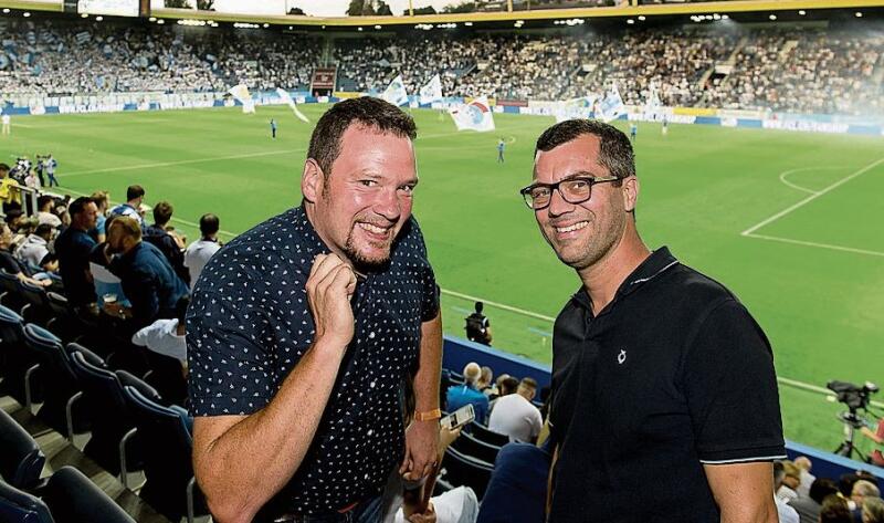 Remo Bucher (links) und Sandro Weber. Remo meinte: «Die FCL-Spieler wurden Meister mit einem Krägli-Dress, am Donnerstag hatten sie wieder eines an, und nun werden sie Meister.»