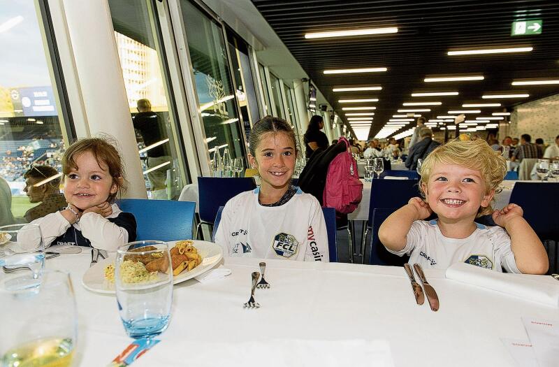 Von links: die Spielerkinder Naiara, Clea und Rio. Ihre Väter sollen viele Tore schiessen.