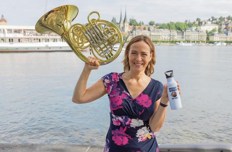 Die Hornistin Sarah Willis entdeckte das Havana Lyceum Orchestra 2017 auf der Karibikinsel. Seither ist sie «mit den besten Menschen, die ich kenne», auf Tour. Die Engländerin begleitet nicht nur das Orchester auf ihrem Instrument, sondern moderiert in perfektem Deutsch mit Schalk und Pfiff das stimmungsvolle Konzert.