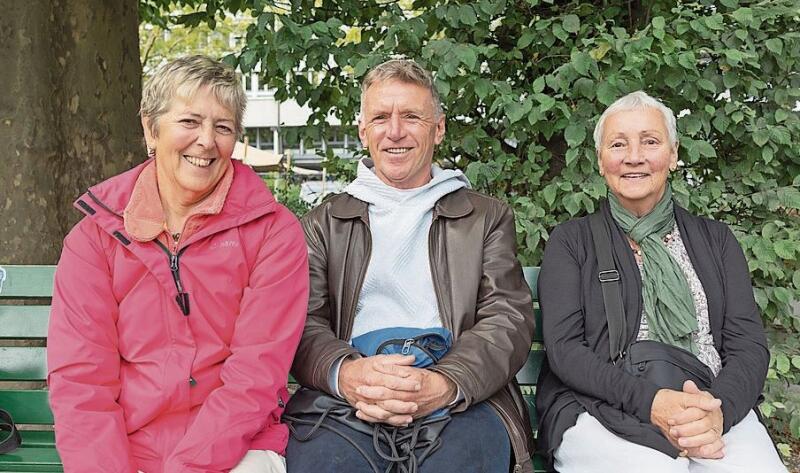 Zufallsbekanntschaft auf dem Bänkli: Claudia Clifford (links) und Pius Steiner aus Reussbühl kamen ins Gespräch mit LF-Besucherin Irène Achermann aus Rechthalten FR.