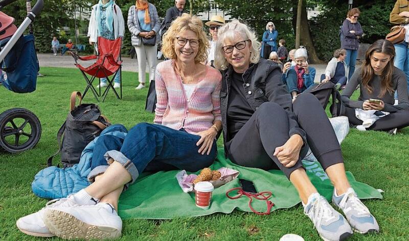 Bei LF-Konzerten im KKL undenkbar: frische Gipfeli, Kaffee und grüne Decke. Catrin Fuchs (links) aus Luzern und Carin Affentranger aus Rotkreuz geniessen den Morgen.