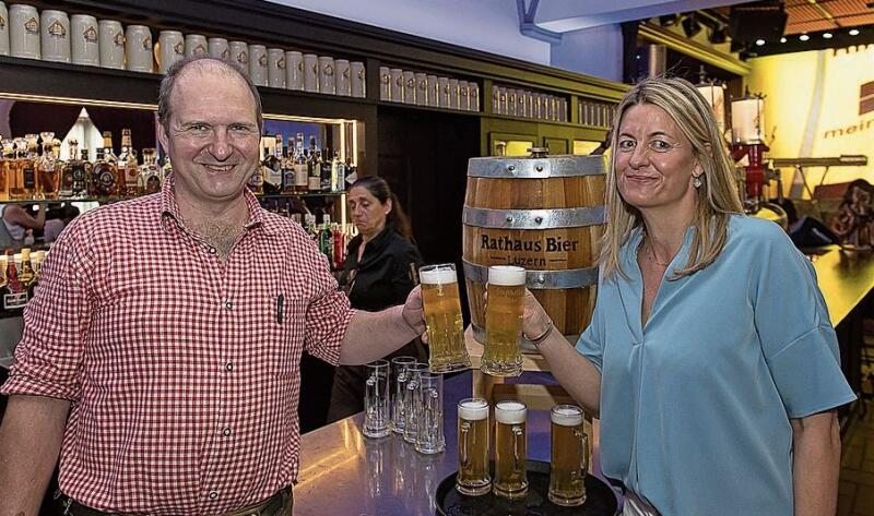 Reinhard Knispel, Bierbrauer Rathaus Brauerei Luzern, und Julia Schwöbel, Verwaltungsrätin HC Kriens Luzern AG und Gambrinus Gastronomie AG.