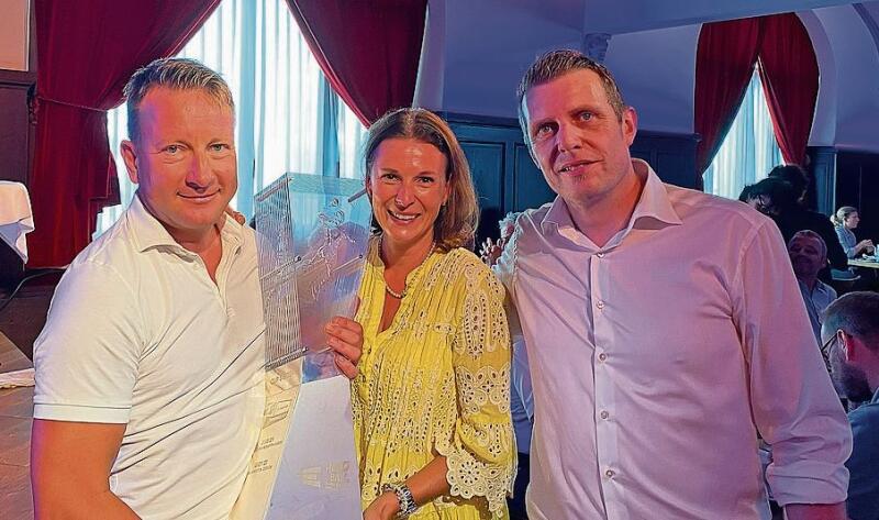 V. l.: Christian und Nadja Marbet mit Daniel Frank, Kommunikation HC Kriens-Luzern AG. Eine Woche Gastrecht für den Pokal haben Marbets anlässlich der Tombola von Samstag gewonnen.