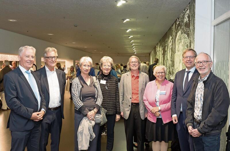 Von links: Der Vorstand der Seniorenuniversität mit Prof. Dr. Bruno Staffelbach, Rektor der Universität Luzern, mag. oec. HSG Michel Charles Hubli, Präsident und Geschäftsleiter der Seniorenuniversität Luzern, Barbara Stöckli, Prof. Dr. Verena Briner, Pius Muff, Rosmarie Waldburger, Prof. Dr. Markus Ries, Prorektor der Universität Luzern, und lic. phil. Peter Rothenfluh.