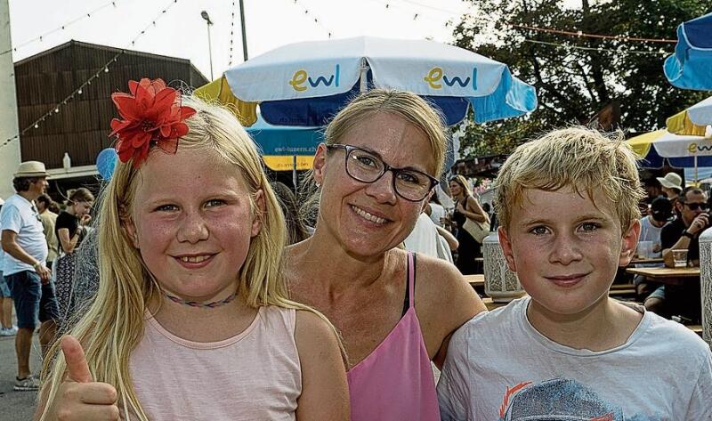 Von links: Nina, Silvia und Tobias Moser. Nina hatte viel Spass, und die Pommes frites mit Kräutern schmeckten Tobias sehr.