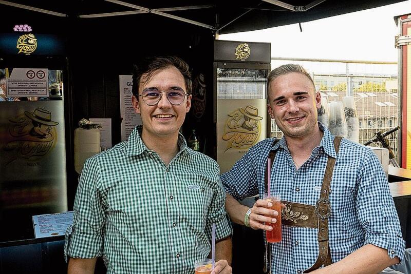 Mika Kreienbühl (links) und Joel Rodel glühten zuerst am Festival vor, bis es Zeit fürs Oktoberfest wurde.