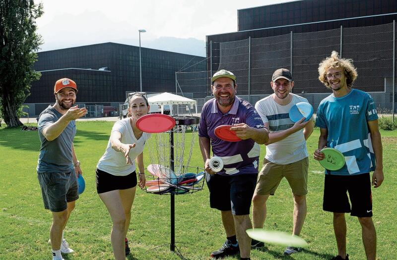 Von links: Mathias Müller, Ursina Mächler, Disc Golf Korb, Benny Peschka, Peter Burkhardt und Mirco Schoch vom TnT Frisbee freuen sich, dass ab 21. Oktober 2023 auf dem Disc-Golf-Parcours beim Gersag Emmen gespielt werden kann.