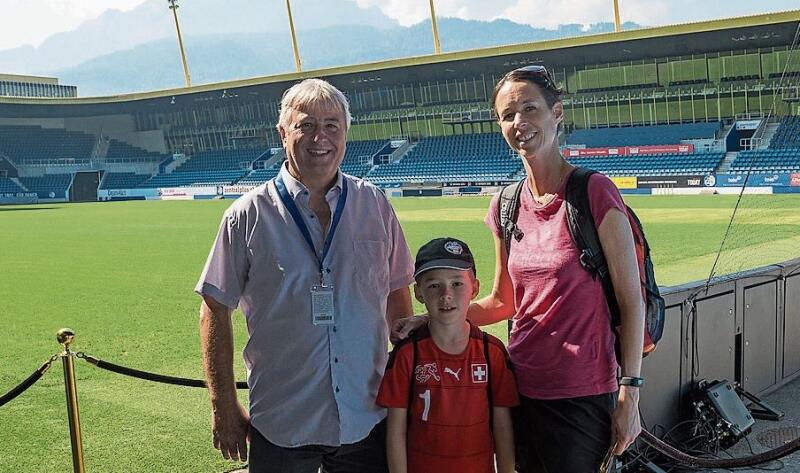 Hansruedi Ehrenberg vom FC Luzern mit Yanis und Jeannine Stoll. Yanis spielt beim FC Eschenbach, und sein grosses Ziel ist es, in diesem grossen Stadion zu spielen.