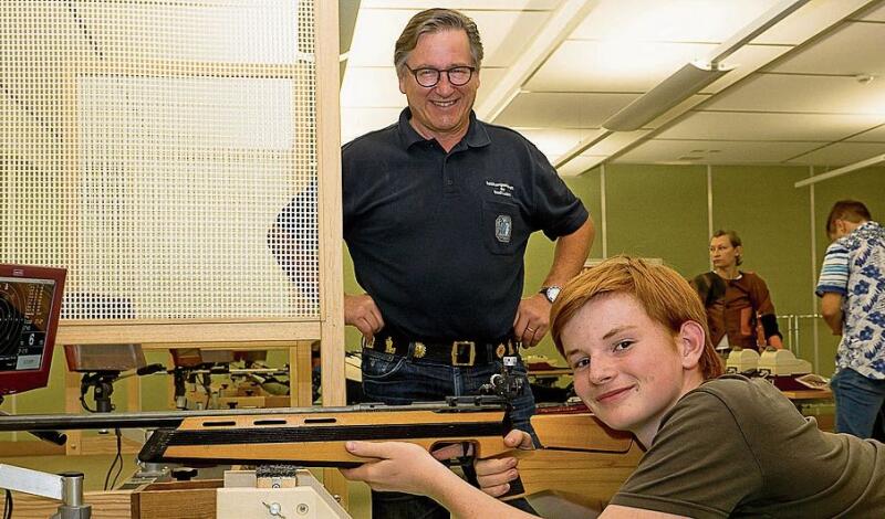 Max Colpi, Vizepräsident Schützengesellschaft Stadt Luzern, und Niklas Bucher. Niklas interessiert sich für die olympische Disziplin 50-Meter-Schiessen.