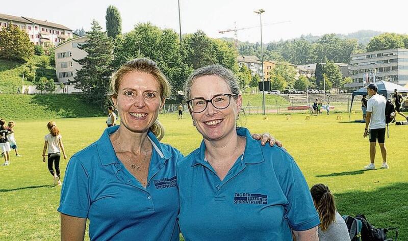 Nadja Stöckli (links) und Livia Lampart vom Infostand beantworteten viele Fragen. Als ein Herr mit dem Baby unter der Arm nach einer Sportart fürs Baby fragte, meinten sie augenzwinkernd: «Yoga-Akrobatik!»