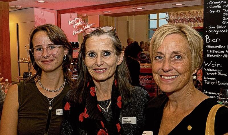 Von links: Xenia Bertschmann, Kirchenratspräsidentin Susanna Bertschmann, Katholische Kirche Stadt Luzern, und Birgitte Snefstrup, Ehrennadelträgerin.