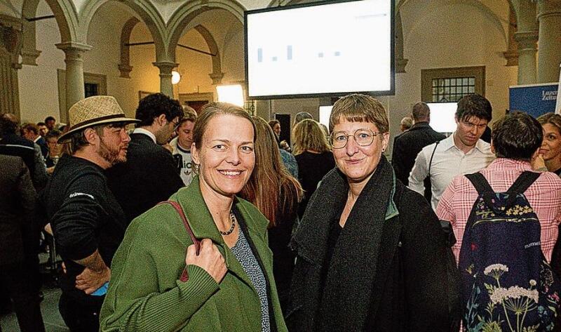 Sarah Bühler (links), Kantonsrätin SP, und Caroline Rey, Grossstadträtin Luzern SP, waren gespannt, ob die SP einen zweiten Sitz holen würde.