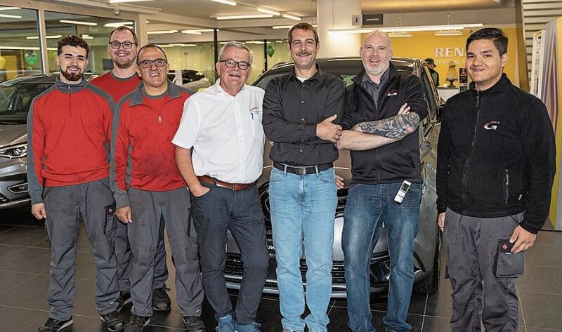 Von links: Danilo, Elias und Giuseppe wechselten Räder, Filialleiter Stefan Imwinkelried sowie Beat, Ralph und Erdzan berieten Renault-Interessierte in der Garage Galliker in Ebikon.