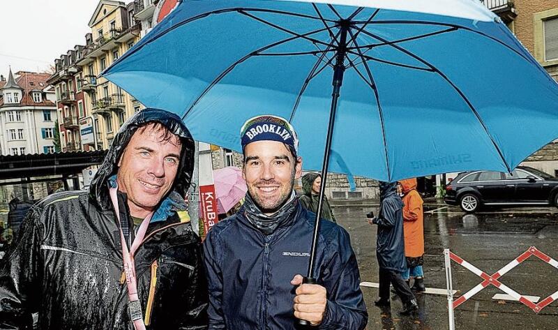 OK-Mitglied Reto Müller (links) und Michel Tubée. Michel fuhr mit dem leeren Cargo-Bike den Berg hinauf.