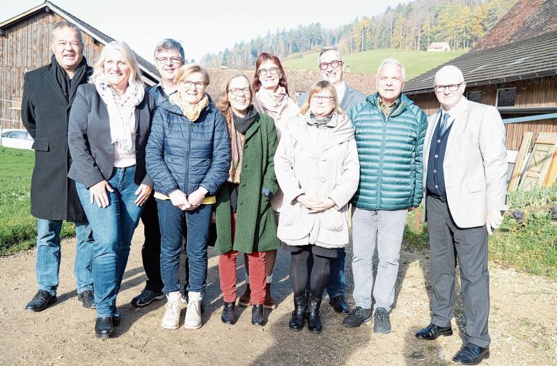 Die eben gewählte Kirchenpflege mit den beiden Pfarrherren beim Hofgut Spittel. Fotos: E. Gysin