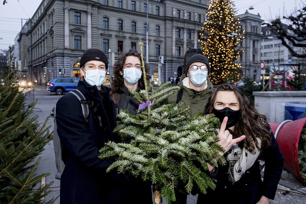 Lorenz, Laurin, Alex und Linus (von links) von der Band The Stains erklären, dass der Baum im Proberaum sicher bis im April 2021 stehen bleiben wird.
