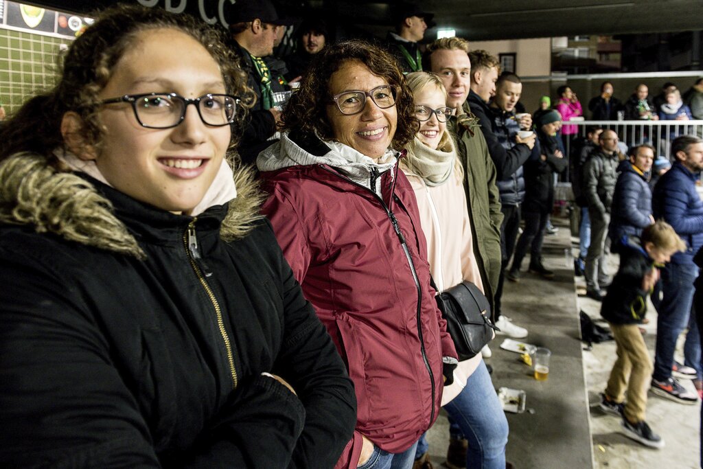 Simona und Gabi Frevel haben Selina Frevel mit Sven Roos (von links) überzeugt, ins Stadion Kleinfeld mitzukommen.
