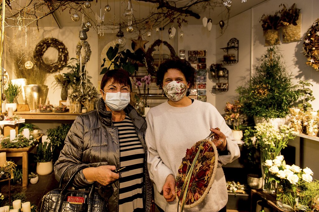 Anstatt eines Kranzes mit Kerzen hat Vera Schaberl (links) einen Traumfänger im Blumengeschäft Haag Floristik bei Barbara Haag gekauft.
