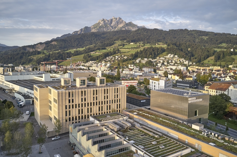 Blick auf das neue Hochschulgebäude (links) und das Orchesterhaus (rechts). Bild: E. Ammon
