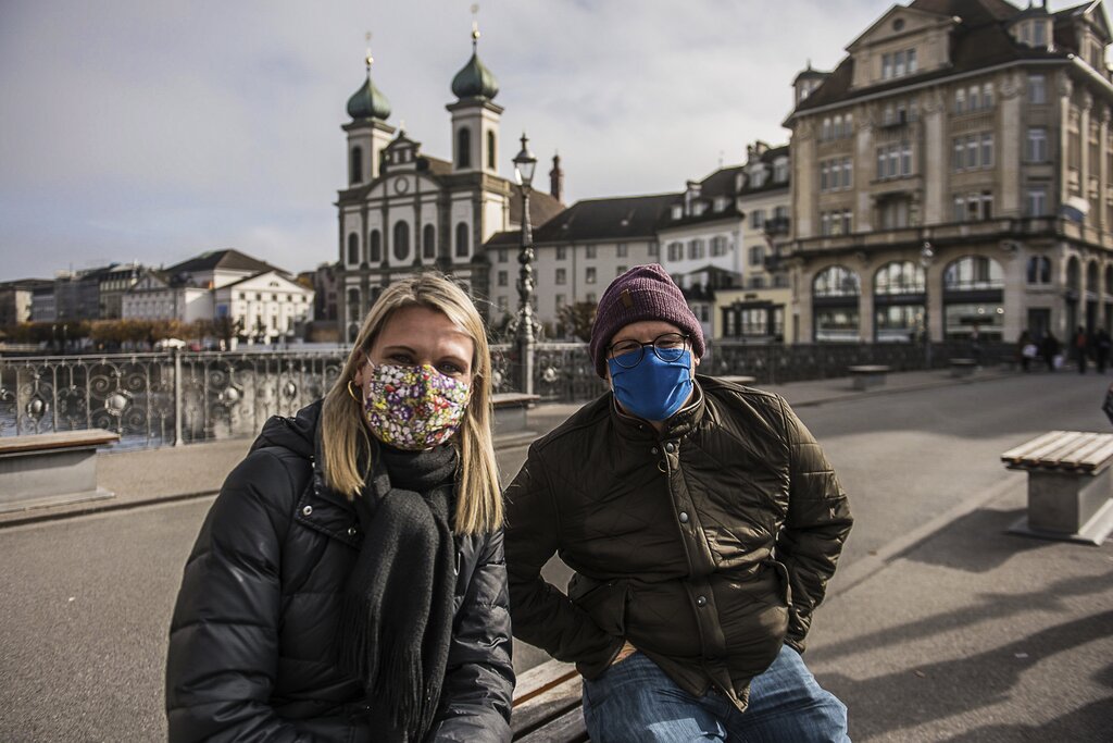 Lena Hess freut sich mit dem Sujet «Frühling» auf die Zeit ohne Maske. Sandro Widmer hat eine in Blau gewählt, passend zu Luzern.
